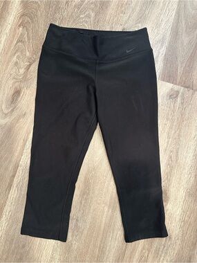 Nike Women’s Black Medium Capri Workout Pants